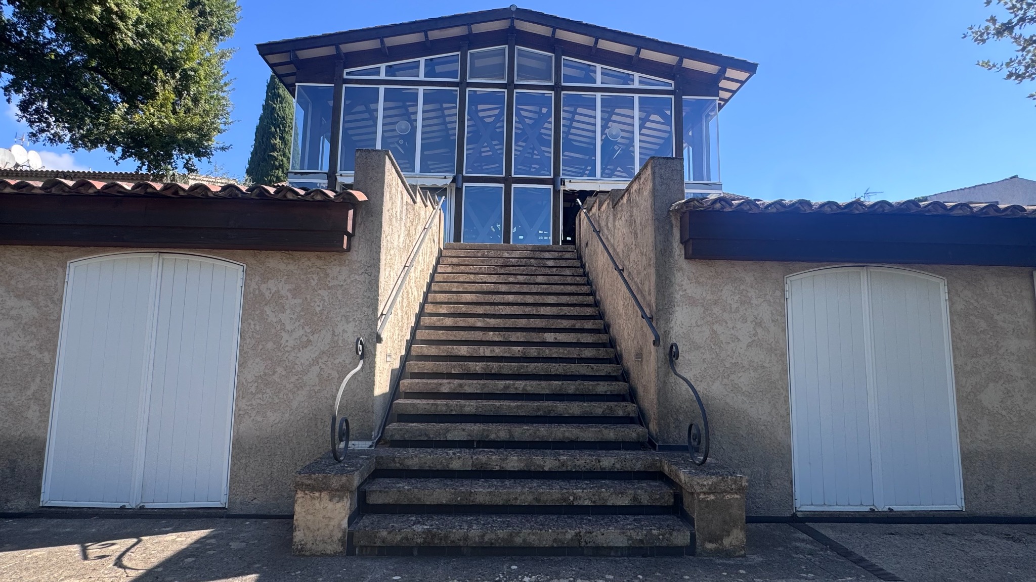 Escalier extérieur menant au bâtiment vitré